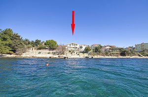  I dette 2 etagers familiehus befinder der sig denne store ferielejlighed. Den består af 3 seperate boligenheder, med hver en balkon, hvorfra der er en fantastisk udsigt over havet og flotte øer ved ...