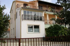  I dette rolige område befinder der sig disse dejlige ferielejligheder. De er stilfulde indrettet og ligger kun 150 meter fra vandet. På få minutter er man ved stranden, restaurants og cafes. I fer ...