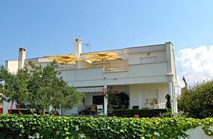  Disse moderne indrettede lejligheder ligger i nærheden af bycentrum. Hver lejlighed har egen terrasse med fantastisk udsigt over øen og havet. Sandstrand i nærheden. ...