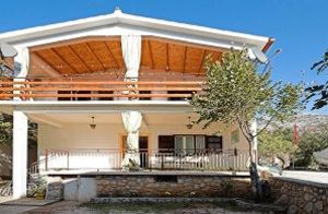  Dette funktionelt indrettede dobbelthus ligger i Starigrad Paklenica ved foden af Velebit-bjergene. Huset består af 3 boliger, der er forbundet med udendørs trapper. Den største lejlighed og studi ...