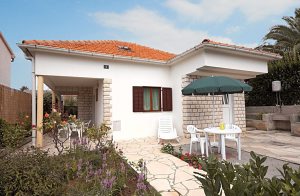  Dette funktionelt og hyggeligt indrettede sommerhus ligger i nærheden af en sandstrand i byen Privlaka. Et af værelserne har egen indgang. På terrassen kan i nyde de lange sommeraftener med famili ...