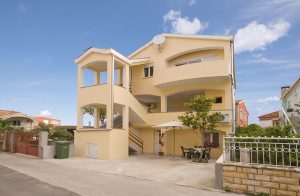  Disse nyindrettede ferielejligheder ligger kun få skridt fra kysten. Den transportable grill er til fælles brug. Lejligheden i stueplan benytter ejendommens gård som terrasse. Lejligheden i overet ...