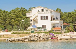  Denne praktisk indrettede lejlighed består af to separate enheder, der er forbundet via en entré med fælles indgang. I hver enhed er der TV i soveværelse 2. Soveværelserne har air condition. Cen ...