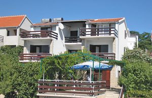 Denne flotte ferielejlighed med udsigt over havet er praktisk indrettet og har et værelse i tagetagen med en skråvæg. I kan grille i haven og ejeren tilbereder gerne en fiske-picnic til jer. Fugle ...