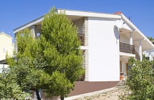  Dejligt og funktionelt indrettet ferielejlighed, stor overdækket terrasse med panoramaudsigt over havet. Børnevenlig grusstrand ca 500 m ...