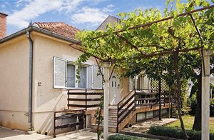  Solrig ferielejlighed med rolig beliggenhed bare 50 m fra en betonstrand og 150 m fra en grusstrand. Med brede døre er lejligheden egnet til kørestolsbrugere. Stranden er også egnet til kørestole ...