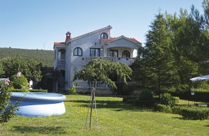  Dette hus med en stor have ligger ved en idyllisk bugt og nær de gamle kulturbyer Nin og Biograd. Her finder I disse to rummelige og praktisk indrettede ferielejligheder, der er meget velegnet for f ...