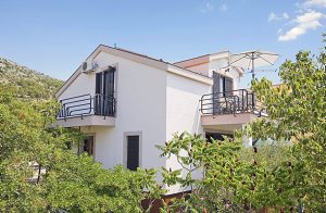  Dette smagfuldt og pænt indrettede hus, med en fantastisk udsigt over øen Pag, består af to boliger på forskellige etager, der er forbundet med en trappe. Nyd de grønne omgivelser i den smukke h ...