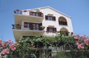 Disse to praktisk indrettede ferielejligheder ligger i et stort hus med flere lejligheder tre kilometer fra Zadar. Den venlige husejer, der bor i huset, byder på smagfulde retter samt olivenolie, vi ...