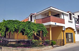  Dette store og praktisk indrettede feriehus har en central beliggenhed nær indkøbsmuligheder, læger og meget mere. Adgang via udendørs trappe. Bibinje byder på masser af dejlige og velholdte gru ...