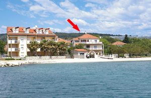  Kun 20 m fra stranden ligger disse to lyse og dejligt indrettede ferielejligheder med udsigt over havet og en fælles have, hvor I kan grille. Der er kun få skridt til restauranter og indkøbsmuligh ...