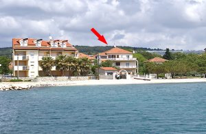  Blot 20 meter fra stranden ligger disse lyse og kærligt indrettede ferielejligheder, med udsigt over havet og en fælles have hvor I kan grille. I er kun få skridt fra restauranter, barer, cafeer o ...