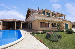  I den lille by Galovac, nær den kulturelle by Zadar, med sin maleriske gamle del af byen, ligger dette lyse og meget nænsomt renoveret hus. Huset er opdelt i to separate lejligheder, som er forbund ...