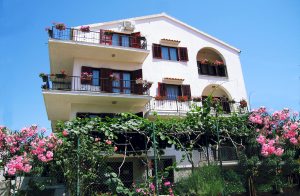  Denne praktisk indrettede ferielejlighed ligger i et stort hus kun 3 kilometer fra Zadar. Den venlige udlejes, der også bor i huset, tilbyder sine gæster lækre retter, olivenolie, vin og snaps. De ...