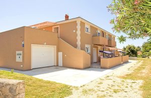 Disse elegantte og smagfuldt indretettede ferielejlgiheder ligger i et dobbelthus på øen Vir. To af lejlighedrne ligger i stueetagen og én på 1. etage. De råder alle over en privat terrasse fora ...