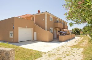  Disse elegantte og smagfuldt indretettede ferielejlgiheder ligger i et dobbelthus på øen Vir. To af lejlighedrne ligger i stueetagen og én på 1. etage. De råder alle over en privat terrasse fora ...