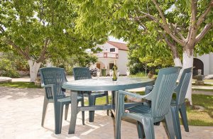  I nærheden af lange sandstrande midt mellem blomster og olivenlunder ligger dette hyggelige feriehus. Det er indrettet med mange interessante detaljer og er den perfekte ramme for en aktiv ferie. De ...