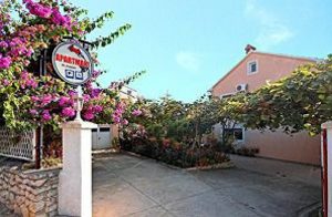  Praktisk ferielejlighed med en indhegnet have, hvor I kan tilbringe mange hyggelige sommeraftener. Den gamle bydel er absolut et besøg værd. Ejeren tilbyder frugt og grønt fra egen have. ...