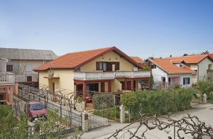  Dette dobbelthus er praktisk og enkelt indrettet. Trappen der går mellem stue- og øvre etage er smal og stejl. Ejeren bor på den bagerste del af grunden og har egen indgang. Udenfor er der en brus ...