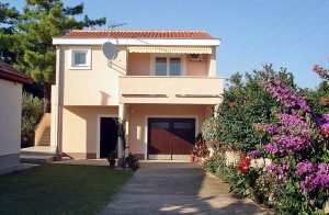  Velholdt og bekvemt indrettet feriehus med dejlig have og gårdsplads. Der er tillige en køkkenhave til rådighed. I Privlaka er der talrige sandstrande og ejeren informerer gerne om disse. Både i  ...