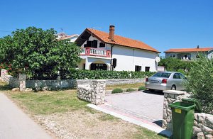  Lyst og praktisk indrettet feriehus i rolige omgivelser, beliggende i den kendte ferieby Privlaka, hvor der også er familievenlige sandstrande. I den indhegnede have er der havemøbler og i gården  ...