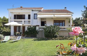  Længes man efter ferie i rolige omgivelser, er denne enkelt indrettede lejlighed lige det rigtige. Lejligheden er beliggende i et nybygget hus med en stor grund omkranset af skov. Langt fra byens st ...