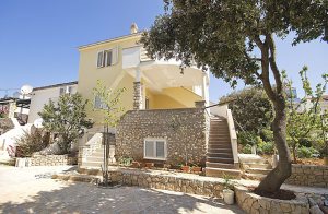  Dette smukt indrettede dobbelthus ligger kun få skridt fra det vidunderlige hav. Huset består af 2 boliger, som er tilgængelige fra den fælles terrasse. Der er en dejlig have med grill, hvor bør ...