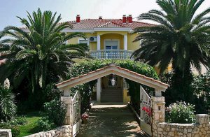 Rummelig og bekvemt indrettede ferielejligheder i den kendte ferieby Diklo. Fra terrassen er der en vidunderlig udsigt. Strandene i Diklo tilbyder forskellige sports- og underholdningsmuligheder. Eft ...