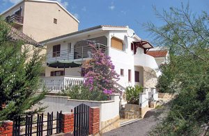  Dette smagfuldt indrettede feriehus med en stor terrasse, består af 2 lejligheder, der er forbundet via en udvendig trappe. Der er mange cykelstier i nærheden, der bl. a. går til bjerget Velebit.  ...