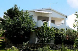  Her kan man nyde sin ferie i nærheden af et af Kroatiens smukkeste områder: Nationalpark Paklenica. Dette enkle indrettede hus består af 2 etager, som er forbundet med udendørs trapper. Der er mu ...