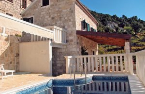  På halvøen Peljesac, som er kendtr for sin høje kvalitet af førsteklasses vine, ligger denne flotte villa, som sammen med det storslåede kystnære landskab, gør denne ferie til det perfekte. En ...