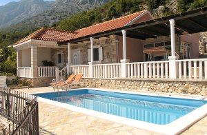  Denne smukke villa ligger på en bakke, ikke langt fra byen Orebic's centrum. Villaen er ideel for par. Grunden er omgivet af smukke oliventræer og vinstokke. Huset er smukt indrettet med møbler i  ...