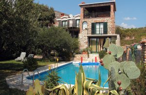  I nærheden af Neretva-floddalen ligger dette højt beliggende feriehus med en enestående udsigt over bugten. Der er udstyret med nye møbler, men pga. stilen og detaljerne er atmosfæren på dette  ...