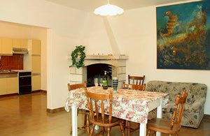  Dette hus omgivet af smuk natur består af to separate og simpelt indrettede lejligheder, der er forbundet via en udendørs trappe. ...