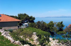  I en lille bugt på den skønne ø Korcula ligger dette lille, praktisk indrettede feriehus. Huset ligger direkte ved havet med privat badested, hvor man kan solbade. Her er man langt fra stress og k ...