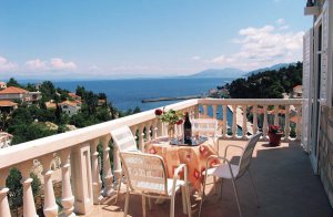  Enkelt indrettet, moderniseret ferielejlighed i dejligt område. Fra den elegante terrasse er der en betagende udsigt over havet og øen. Ejeren er behjælpelig med at give gæsterne en dejlig ferie. ...