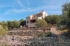  Højt over den rolige bugt Tankaraca ligger dette skønne feriehus i et eksklusivt område. Det består af to enheder, der er forbundet via en udvendig trappe, og har en stor panoramaterrasse. 400 m. ...