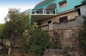  Dette praktiskt indrettede feriehus ligger i idylliske og rolige omgivelser, langt fra trafikstøj. Fra den store terrasse kan man nyde udsigten over øen Hvar og de imponerende Biokovo-bjerge på fa ...