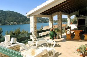  Nyd jeres ferie omgivet af pinjetræer ved havet. Dette hus består af to enheder, som er forbundet med hinanden ved hjælp af en ydre trappe. Det er smukt og komfortabelt indrettet og råder over en ...