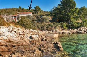 Praktisk indrettet feriehus med en idyllisk, rolig beliggenhed, kun få skridt fra havet og ikke langt fra havnebyen Vela Luka. Nyd jeres ferie på den store terrasse, hvor I har mulighed for at gril ...