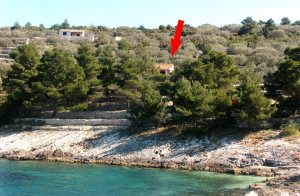  Dette enkelt indrettede stenhus ligger kun få minutters gang (trapper) fra havet, og er omgivet af smukke oliventræer og en traditionel stenmur. Slap af på den dejlige terrasse med en kop kaffe, e ...