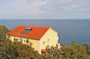  Enkelt og hyggeligt indrettet feriebolig i tagetage i et hus. Boligen består af to identiske boligenheder, som er forbundet via en terrasse. Fra terrassen er der udsigt over havet og øen Hvar. På  ...