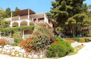  Dette enkelt indrettede dobbelthus ligger på en lille halvø i bugten Prizba. Huset indeholder flere separate lejligheder og fra huset fører en lille sti gennem pinjetræer til stranden. På stueet ...