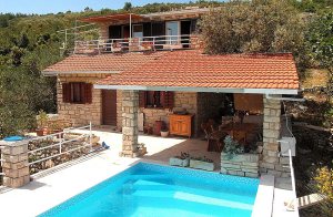  Dette dejlige villa ligger på en skrænt på nordkysten af øen Korcula og byder på en fantastisk udsigt til øen Hvar og to andre små øer. Her finder i et landskab, der kræver, at mennesket til ...