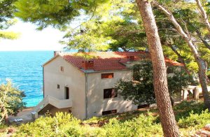  Dette praktisk indrettede feriehus kun få meter fra havet, består af 3 seperate enheder, som er forbundet af en udendørs trappe. Huset ligger i en rolig del af byen ved siden af en lokal gade. I n ...