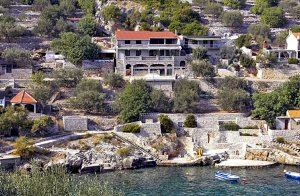 Dette feriehus ligger bare få skridt fra en grusstrand i en malerisk lille by på en ø, der er omgivet af krystalklart vand. På den store terrasse foran huset kan I nyde solen og udsigten til øen ...