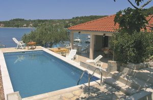  Har I ønsker ud over det sædvanlige? I så fald er det her det helt rigtige sted for jer. Den lille bugt Gradina er i virkeligheden en lagune, der ligger i læ af en ø og halvø. Her venter der fe ...