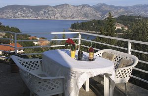  Komfortabel ferielejlighed med en pragtfuld panoramaudsigt over halvøen Peljesac. Peljesac-kanalen er et yndet samlingssted for surfere. I denne rolige fiskerlandsby finder I alt, hvad I skal bruge  ...