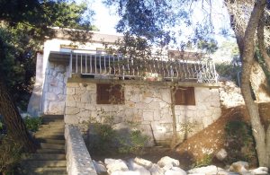  Årets skønneste dage bliver uforglemmelige i dette dejlige stenhus. Her kan I nyde solen, svømme i det krystalklare hav og - når det bliver for varmt - trække jer tilbage på terrassen, der ligg ...