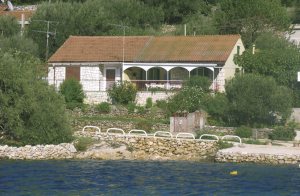  I dette flotte, lille hus direkte ved havet og med en fantastisk udsigt over bugten kan I nyde en perfekt familieferie og opleve middelhavets idyl og klimaet tæt på havet. Det rolige område indbyd ...
